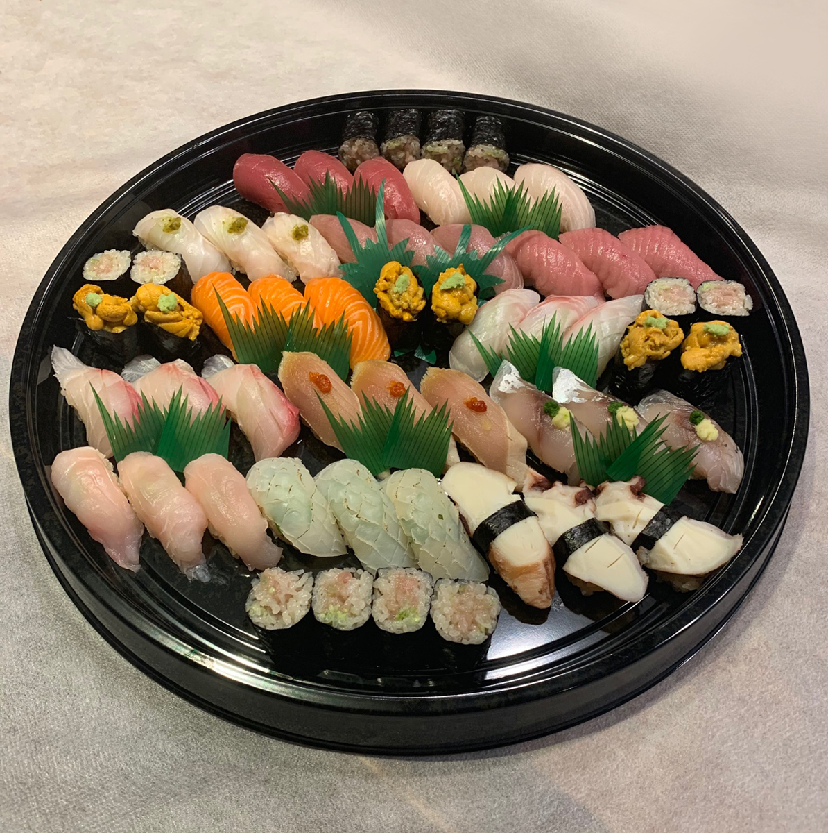 Image of 15 varieties sushi for 3person